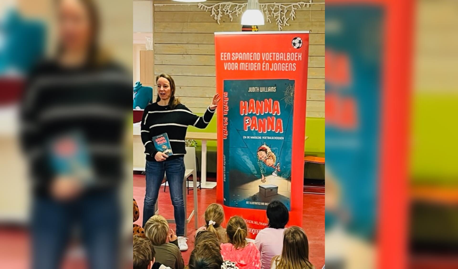 Kinderboekenschrijfster Judith Williams las voor op de Van der Muelen-Vastwijkschool.