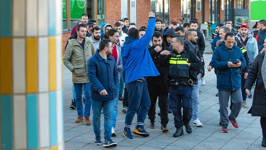 Asielzoekers Demonstreren In Huizen: ‘Ze Hebben Het Gevoel Dat Ze Van ...