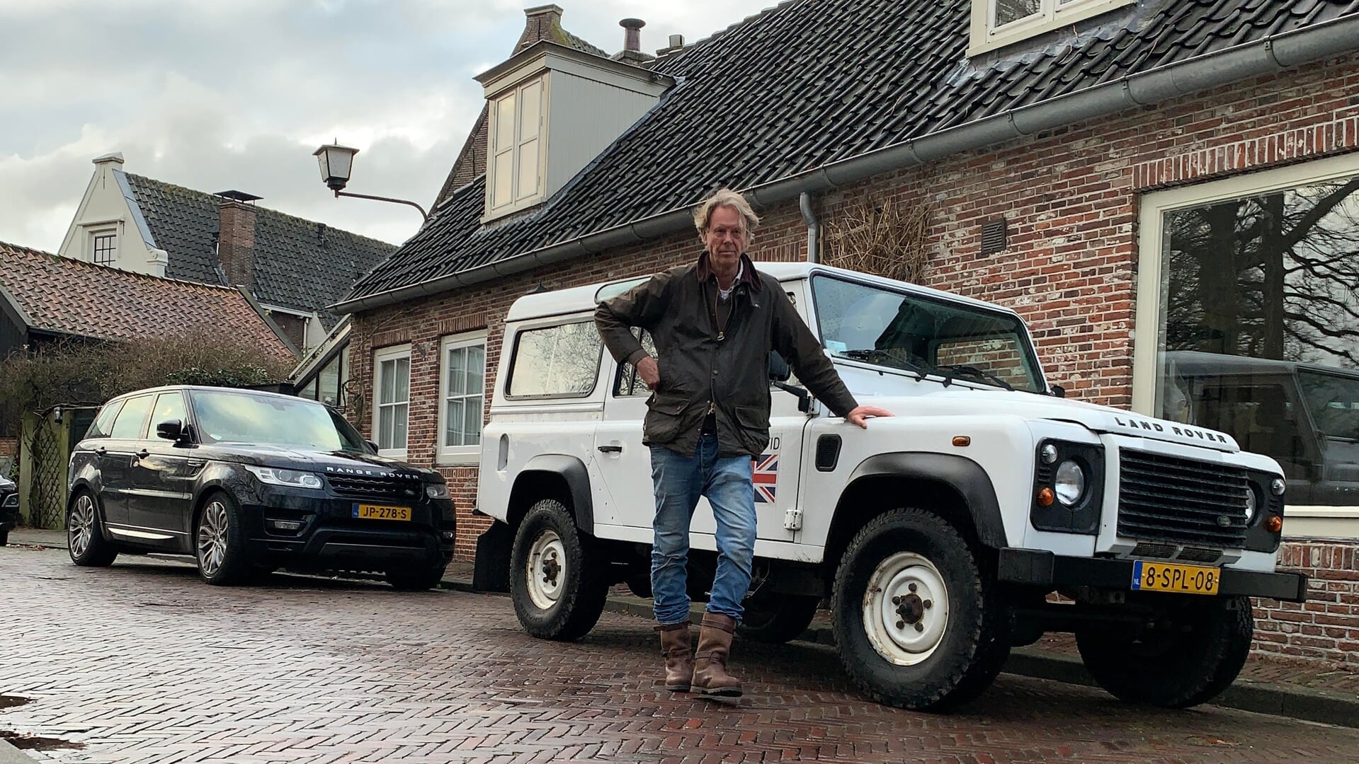 Leonard Koningswijk bij zijn Landrover Defender.