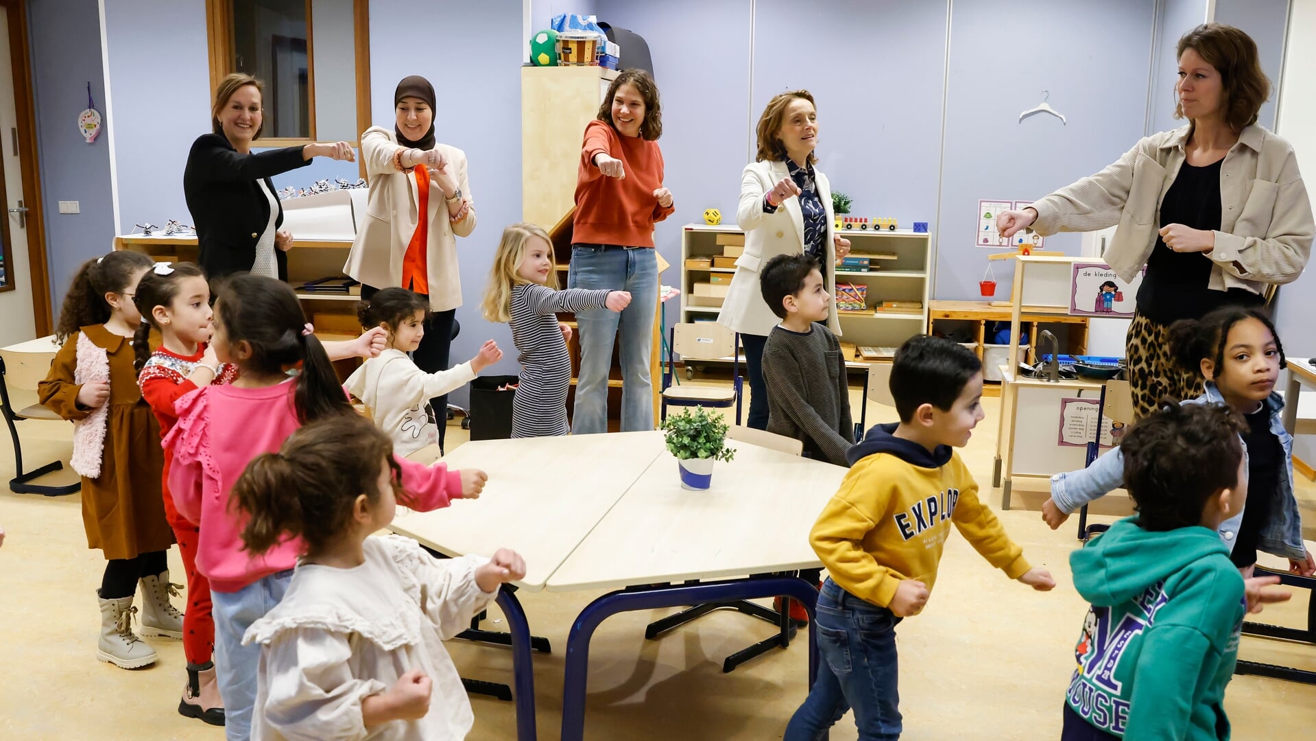 Monique Wittebol, Fonda Sahla, Loes Ypma, Karin van Hunnik en Daisy Zwart-Kuiper (vlnr) op bezoek bij de Titus Brandsmaschool.