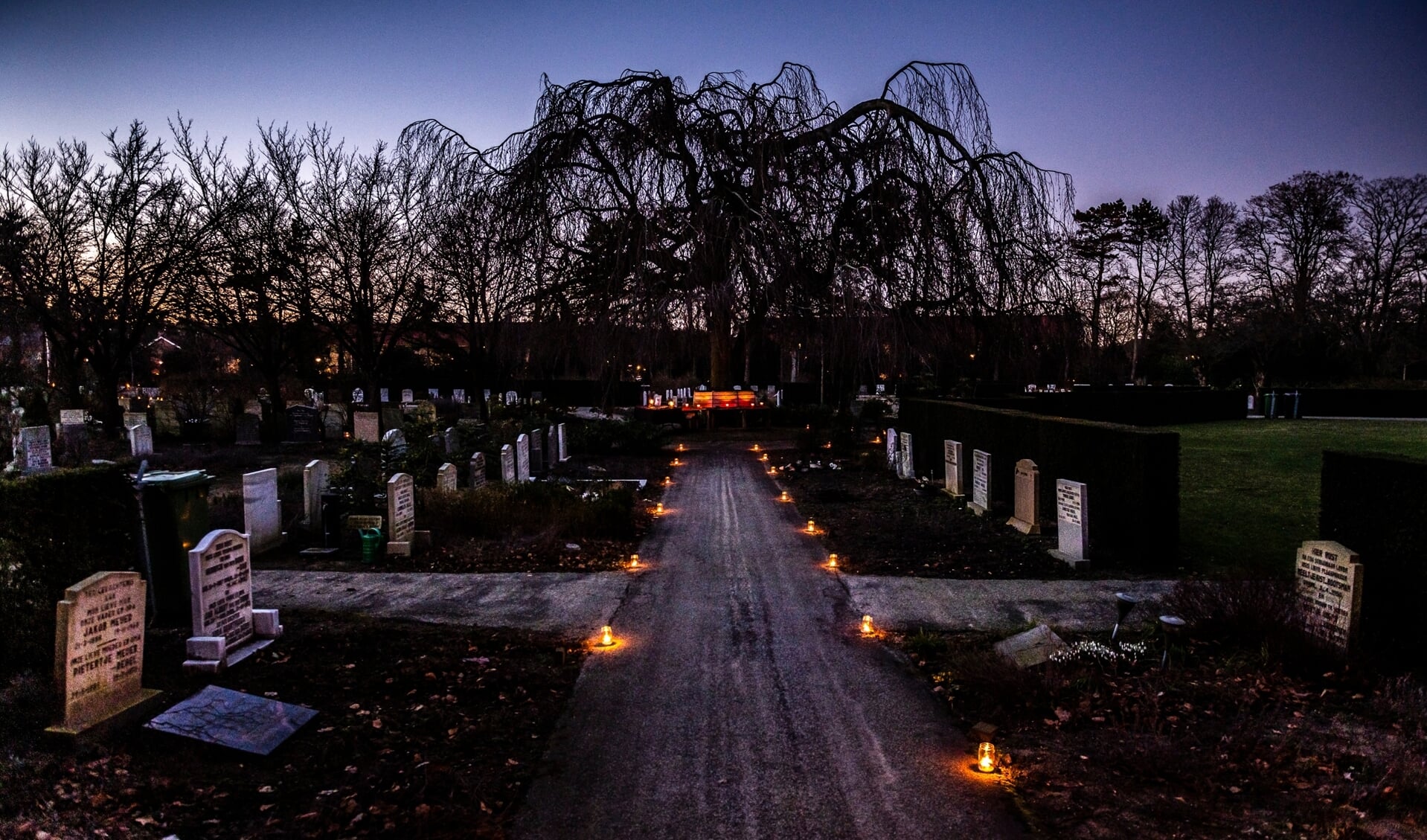 Openbare herdenkingsavond op de begraafplaats in Huizen op 10 februari.
