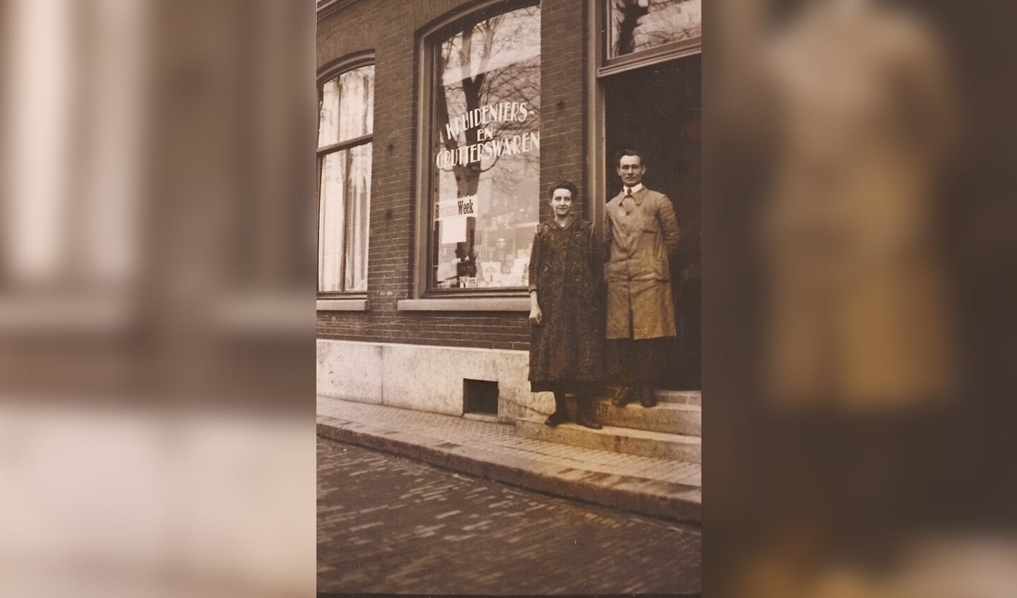 Het echtpaar Heijnis in de deur van hun winkel.