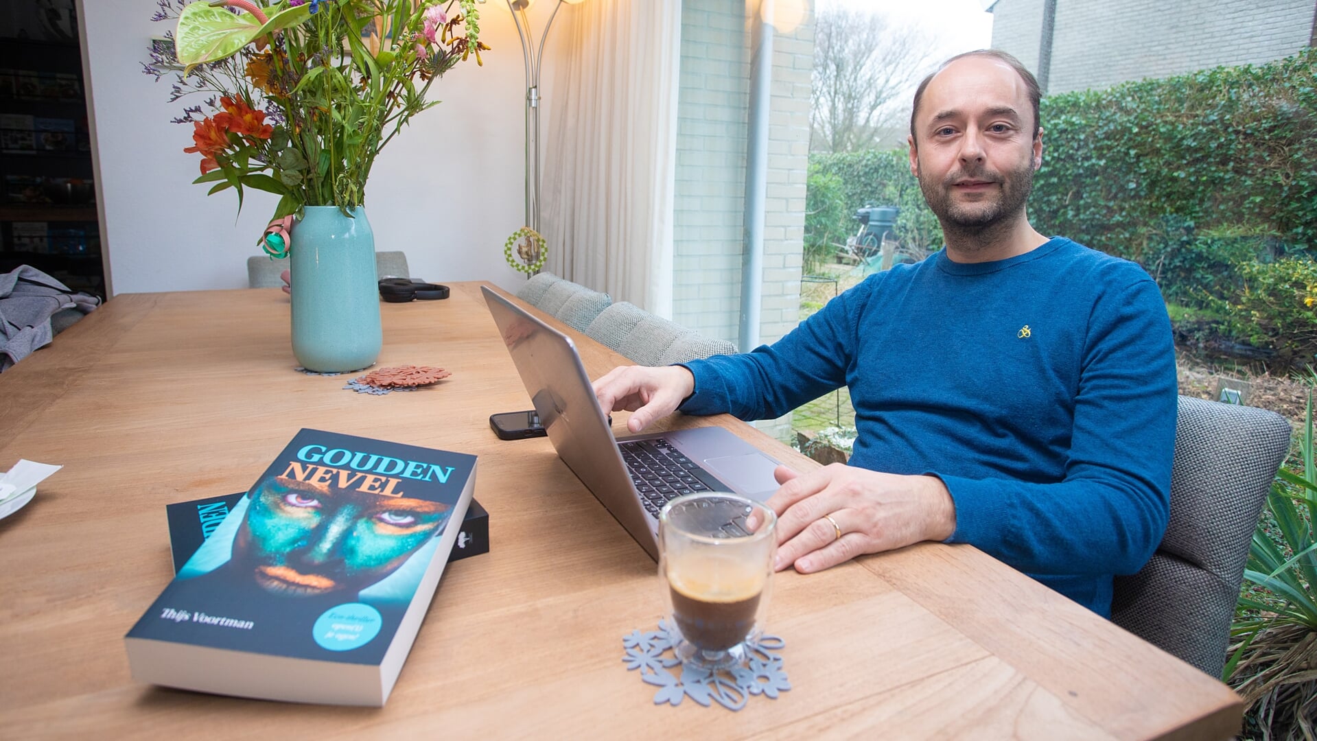 Thijs Voortman met zijn boek 'Gouden Nevel'.