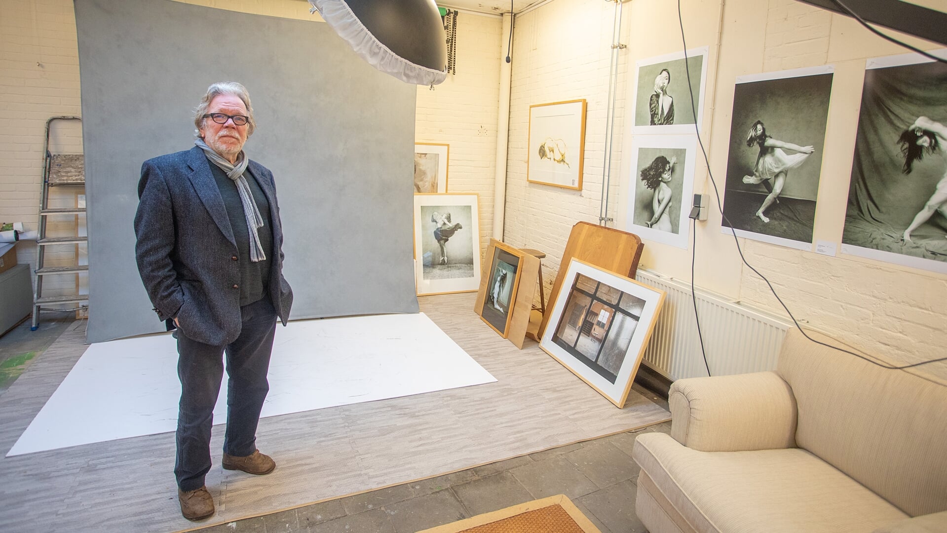 De Bussumer Dolf Peereboom exposeert op dit moment in Podium deMess met foto's van internationale danseressen.