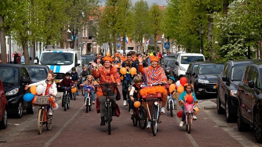 Gerda de Weerdt (rechts) voert samen met Katinka Hilders in 2022 de optocht met versierde fietsen aan. 