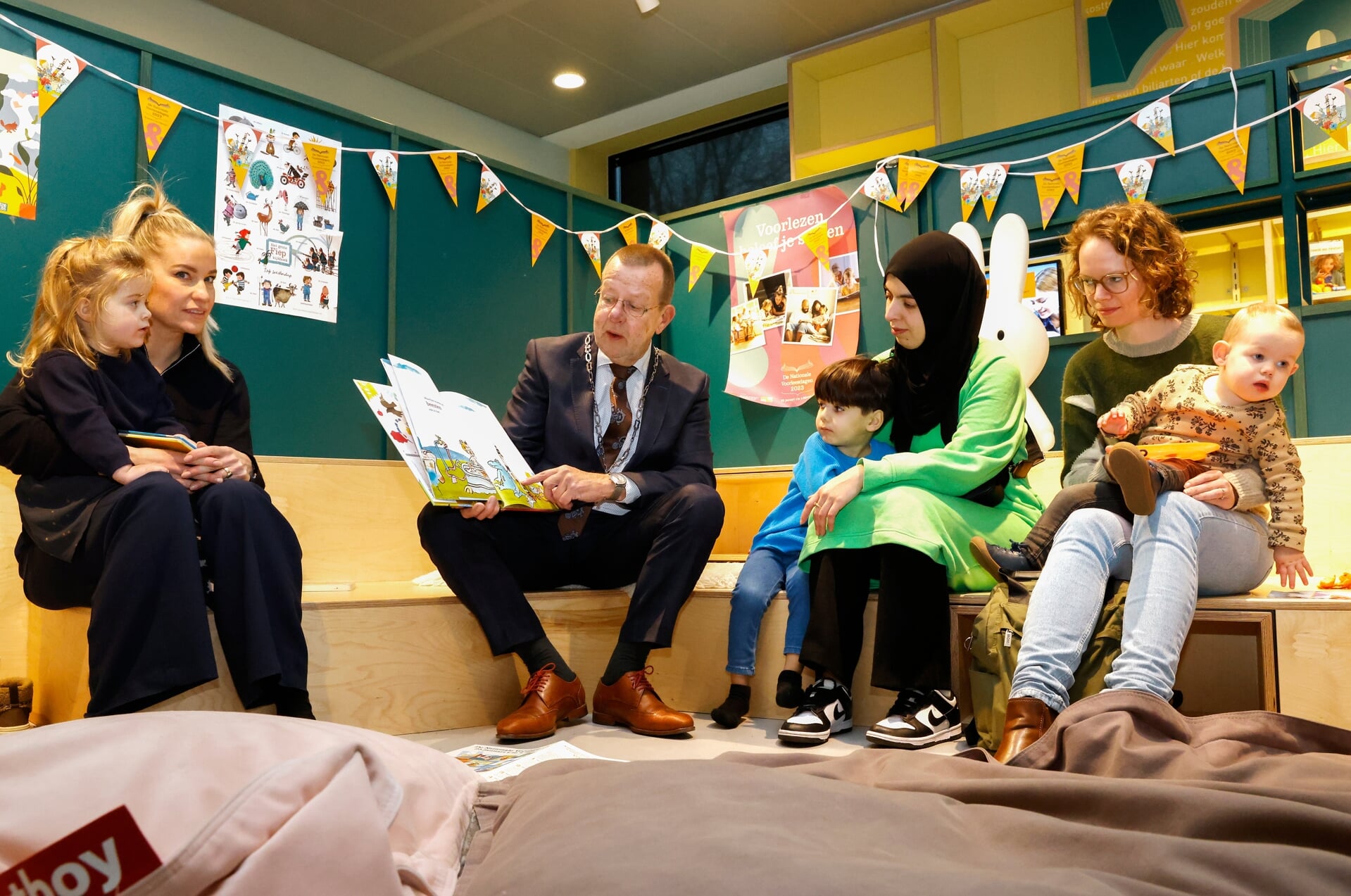 Wethouder Reijn leest kleintjes voor in het Huis van Eemnes.