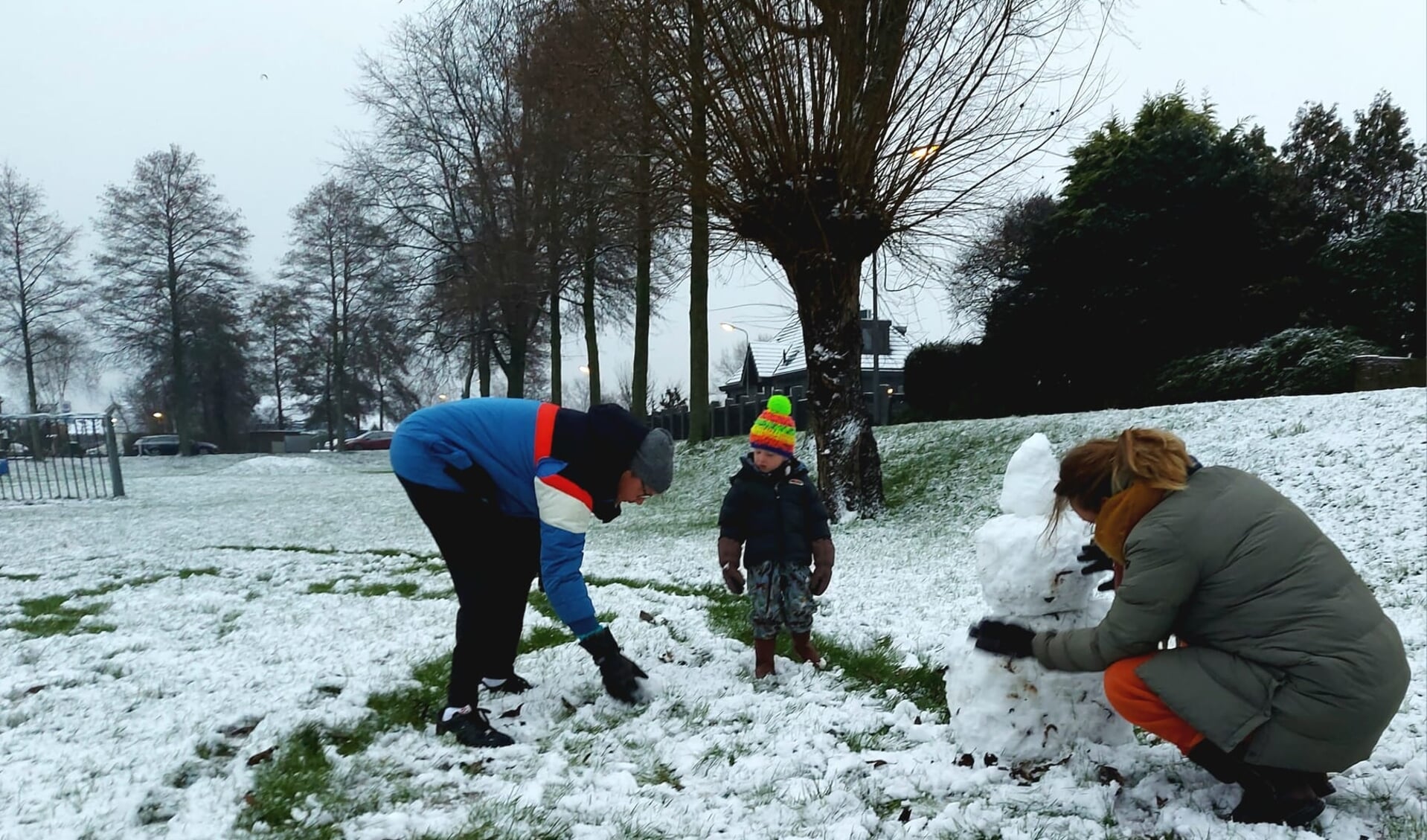 Max overziet het bouwen van een sneeuwpop