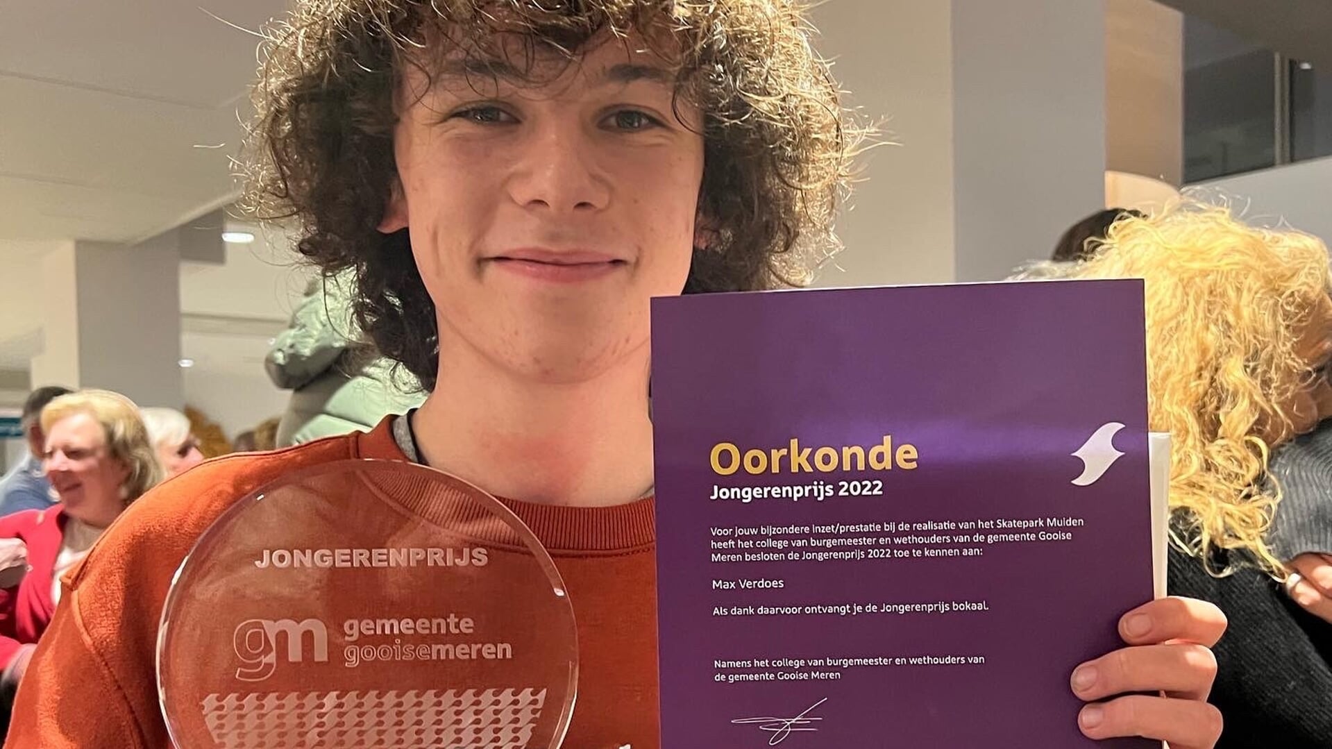 Max Verdoes (16) uit Muiden ontving gisteravond de prestigieuze Jongerenprijs voor zijn inzet omtrent het skatepark Muiden. 