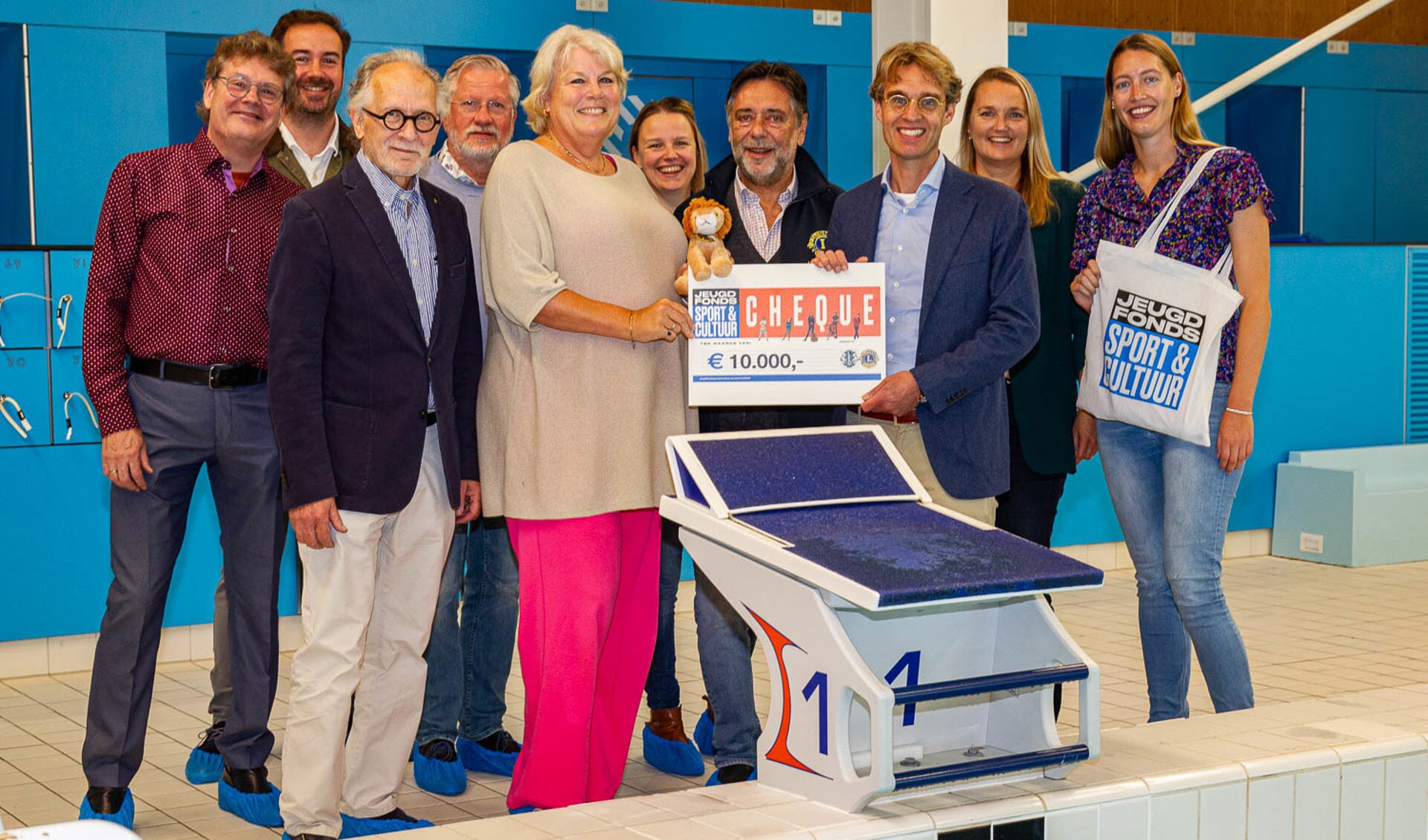 Saskia Haanappel van Lionsclub Gooiland overhandigt aan bestuurslid Derk Jan Terhorst van Jeugdfonds Sport & Cultuur Noord Holland de cheque van 10.000 euro.