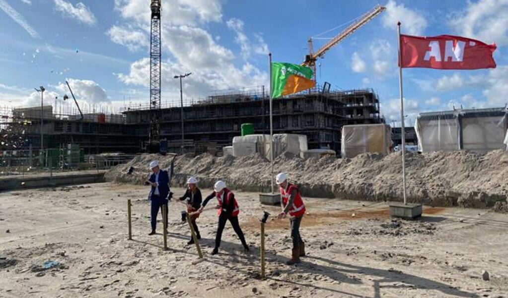 De start van de bouw van 37 woningen in het plan Vechtrijk (XA2) in Weesp