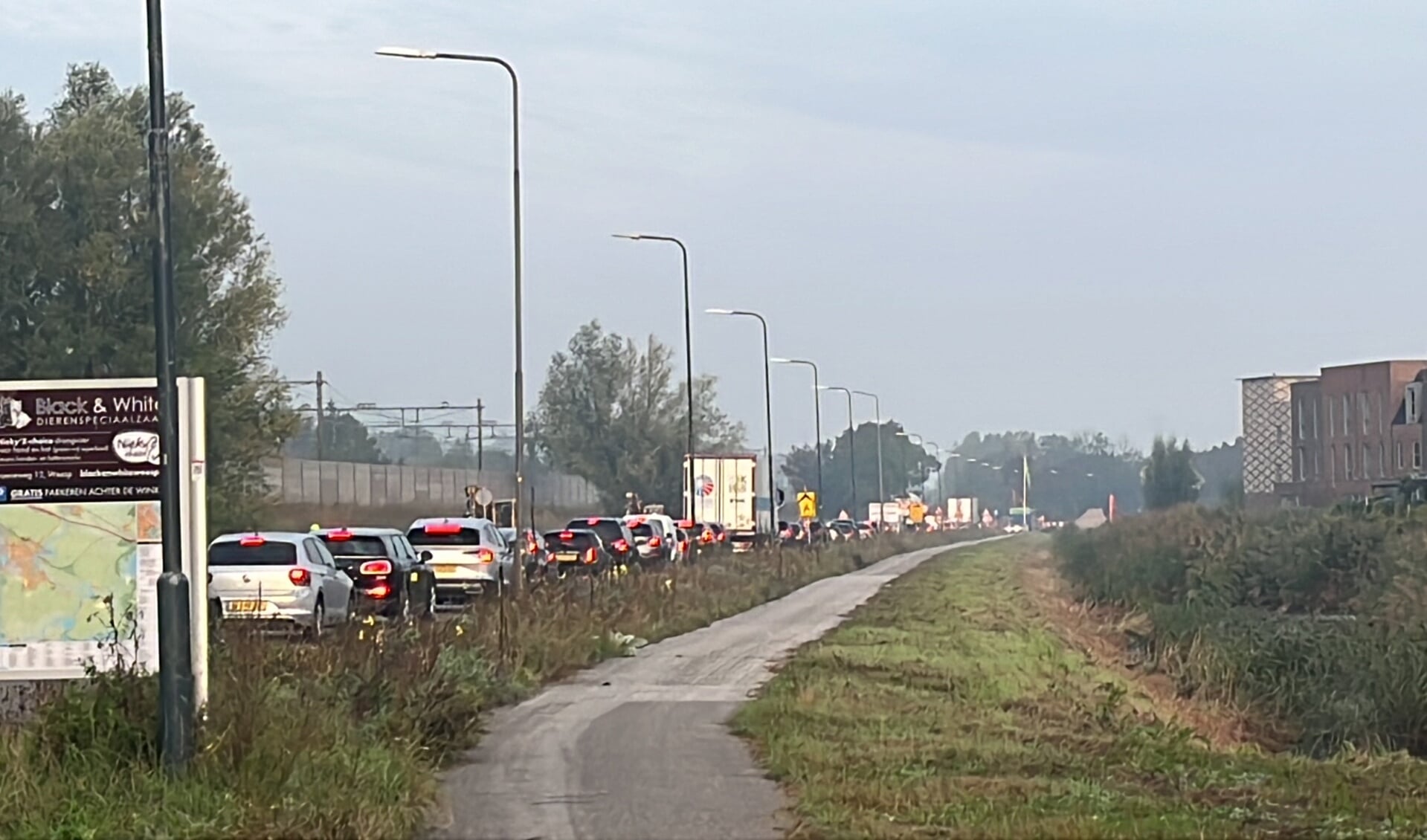 File Weesp tijdens werkzaamheden Bouhuijstunnel en Leeuwenveldseweg.