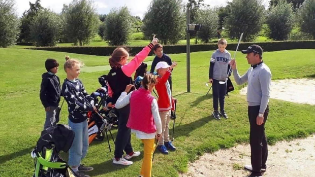 Jan Zwemmer, golfleraar op Golfbaan Weesp, wil meer jeugd in de golfsport