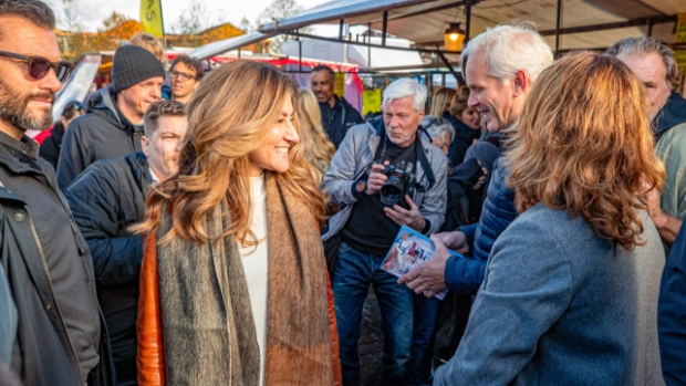 VVD-lijsttrekker Yesilgöz Op Campagne In Hilversum: 'Veel Mensen Hebben ...