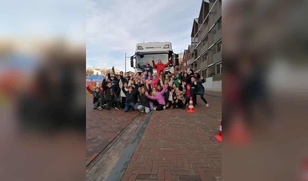 Students from KC Muiderkring in Muiden take road safety lessons