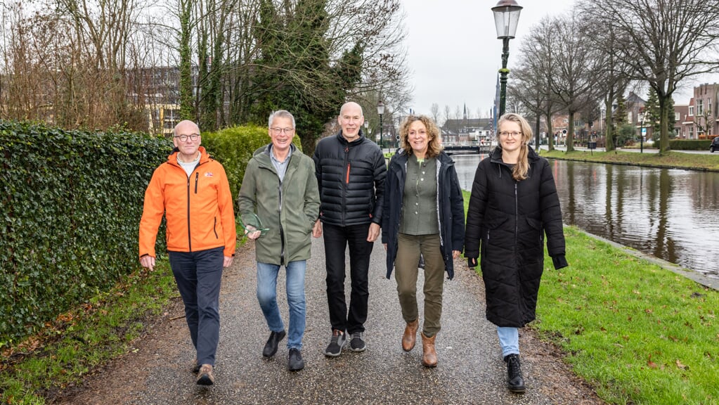 Het bestuur van Weesp Duurzaam: (vlnr) Geert Kotter, Johan de Jong, Hans Hamstra, Rita Oppenhuizen en Angelie Habraken.