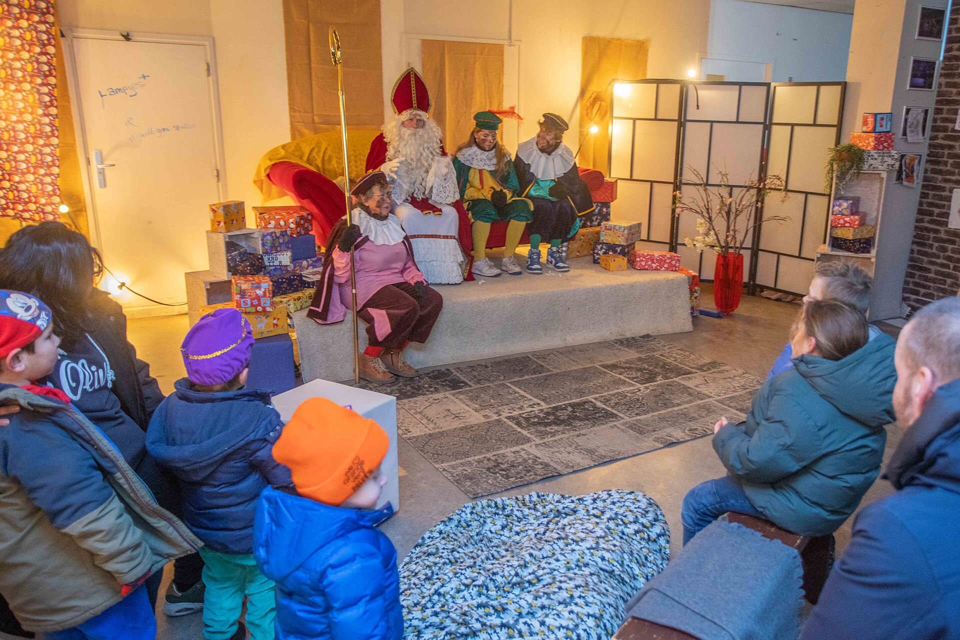 De werkkamer van Sinterklaas was vrijdag en zaterdag geopend in het Oude Postkantoor van Huizen.