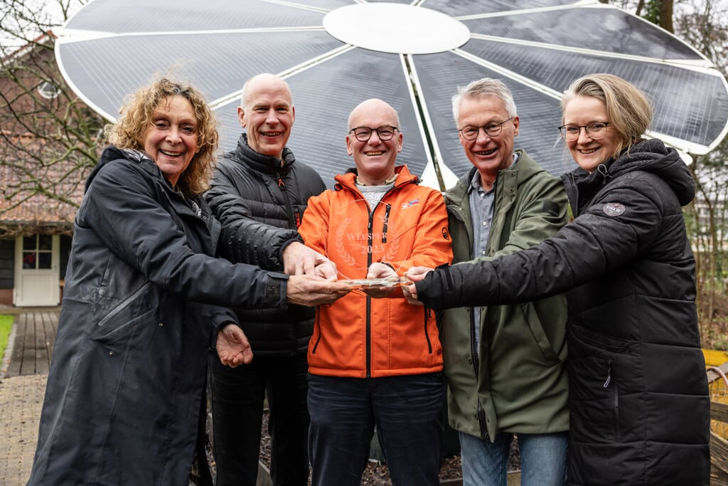Weesper van het jaar 2023: Weesp Duurzaam. Op de foto het bestuur, met (vlnr) Rita Oppenhuizen, Hans Hamstra, Geert Kotter, Johan de Jong en Angelie Habraken.