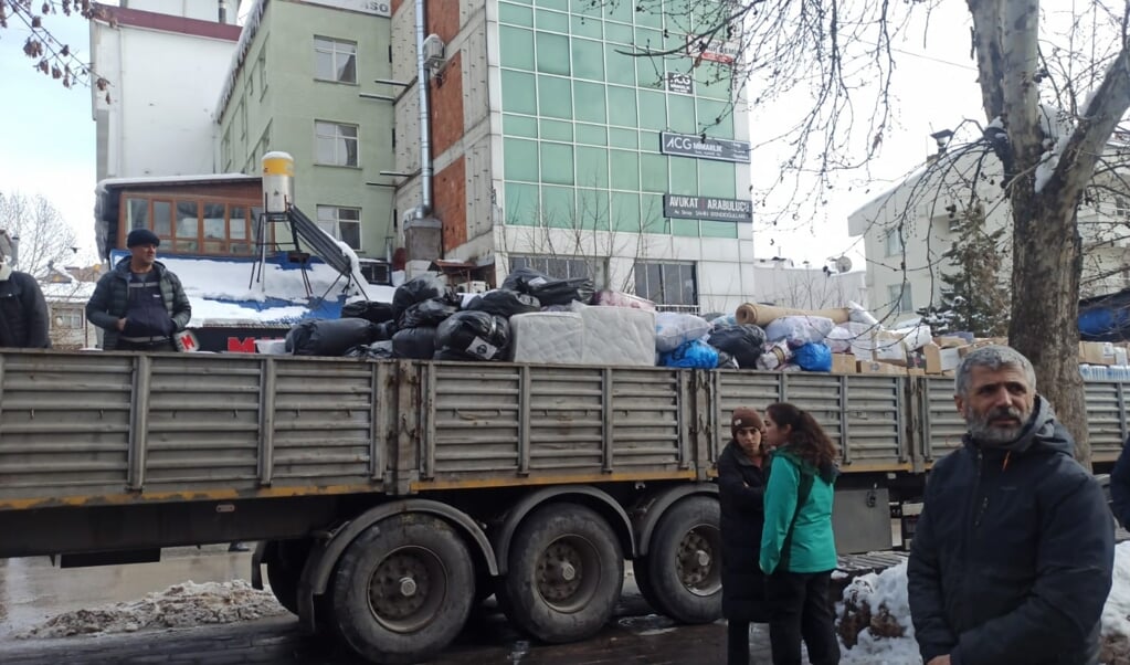 Vrachtwagens met hulpgoederen in Tunceli, Turkije, op 400 km van het epicentrum.