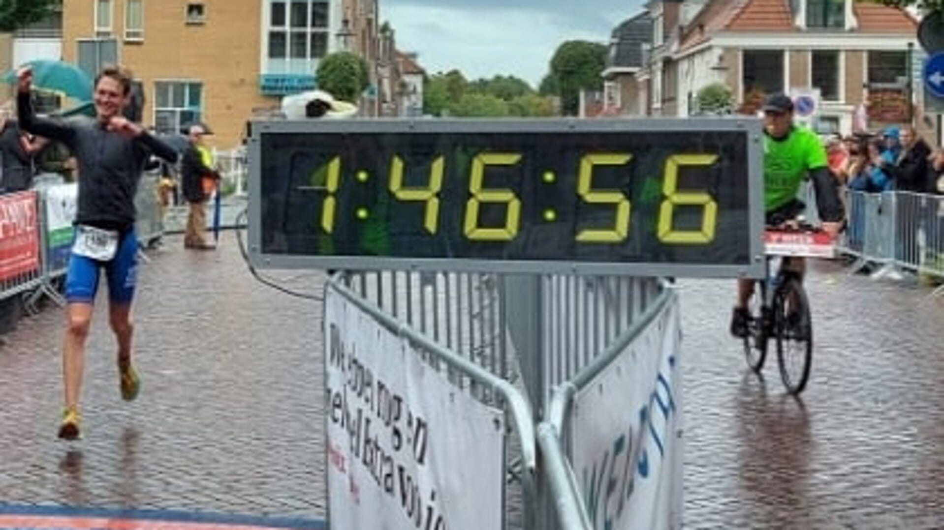 De finish op het Grote Plein: Ian Pennekamp wint de triatlon in 2022