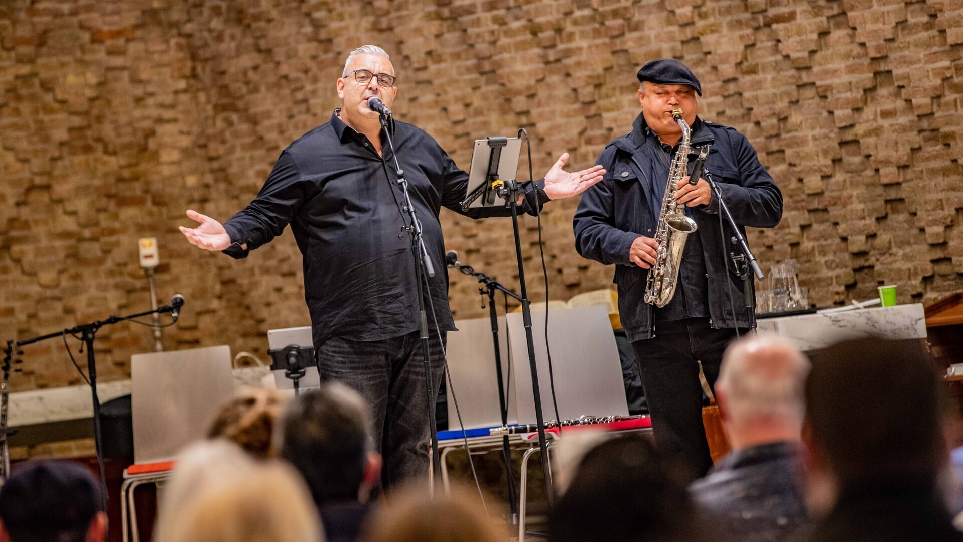 Ersoy Demir (links) was één van de artiesten. Hij trad op samen met saxofonist Stevan Angelov. 