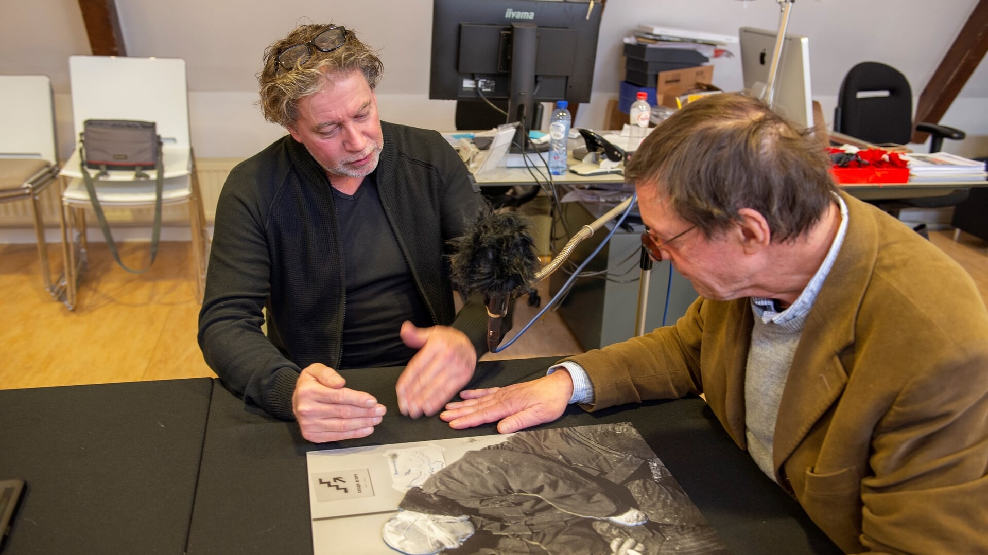 Eddy van Wessel en Hannes Wallrafen tijdens het bespreken van de foto.