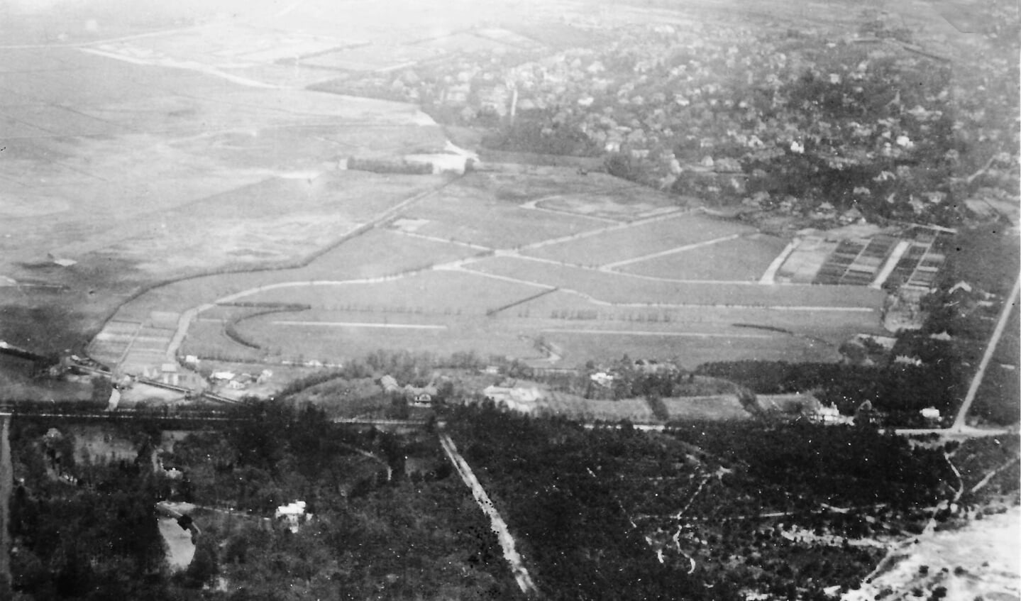 Luchtfoto van Cruysbergen uit 1925. Duidelijk zijn de afzandingssloten, de kwekerijen en zelfs de omtrek van de voormalige renbaan te herkennen. (foto Gemeentearchief).