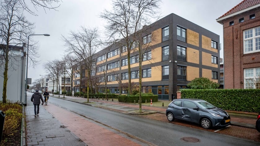 66 woningen en 14000 m2 werkruimte: Dudok Wonen wil kantoorgebouw Larenseweg 30 aanpassen