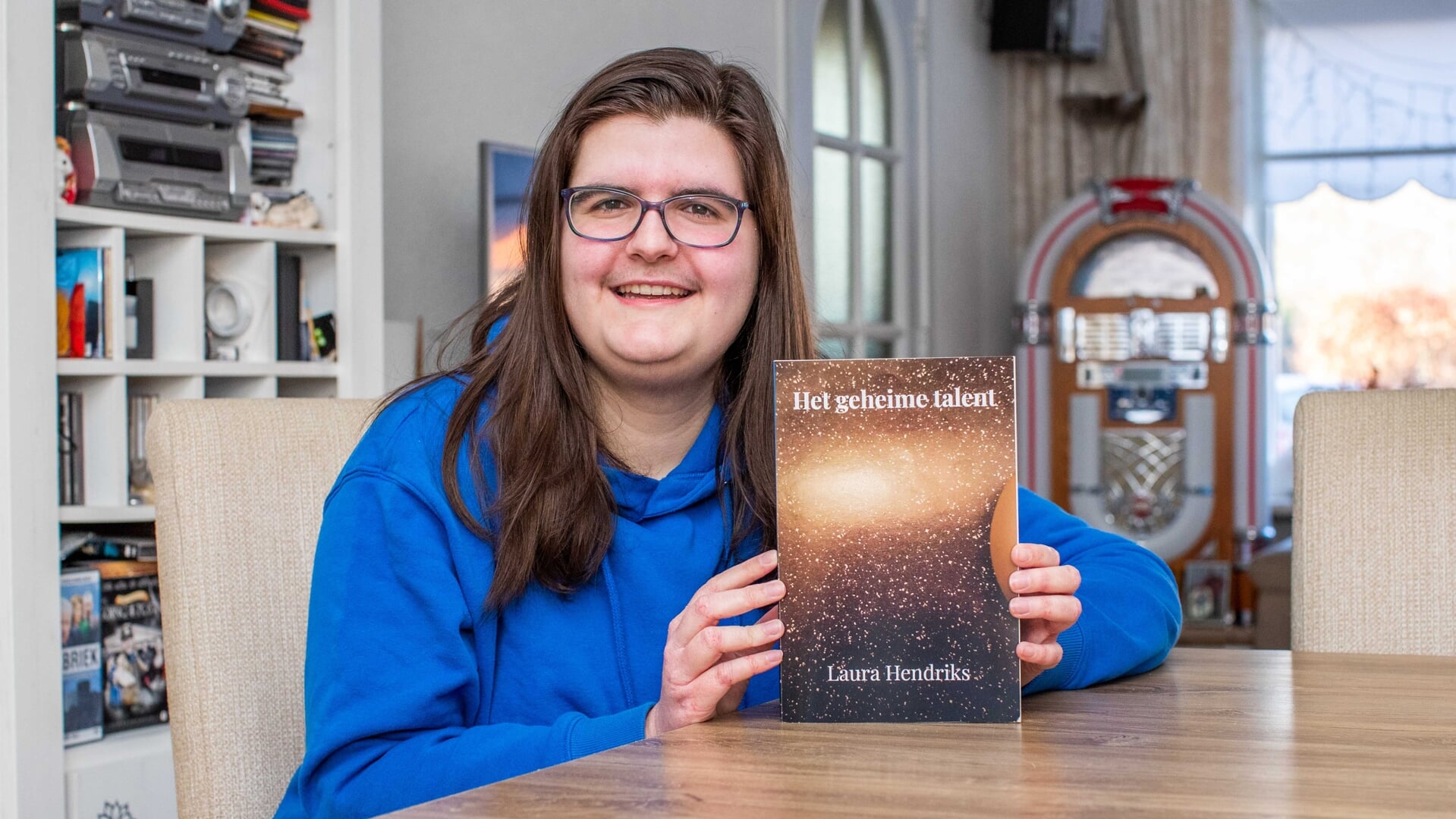 Schrijfster Laura Hendriks presenteert binnenkort haar debuut in de bibliotheek in Bussum. 
