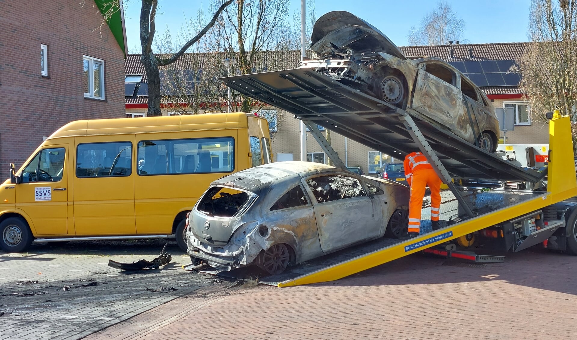 De afgebrande auto's bij de Bloemhof in Bussum-Zuid worden weggesleept. 