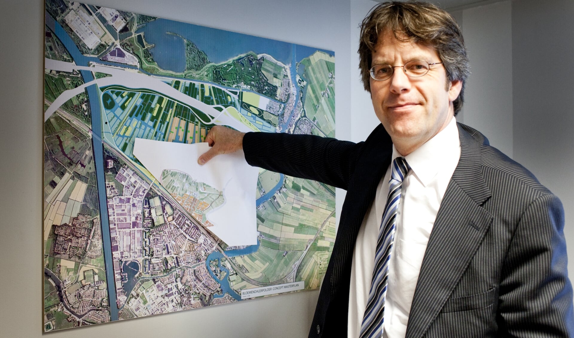 Wethouder Jean van der Hoeven (CDA) presenteert het nieuwbouwplan voor de Bloemendalerpolder in 2012