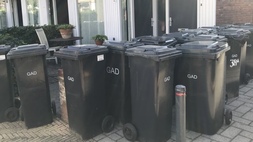 'Klikoterreur': Hilversummer klaagt al zes jaar lang bij de instanties over containers voor zijn deu