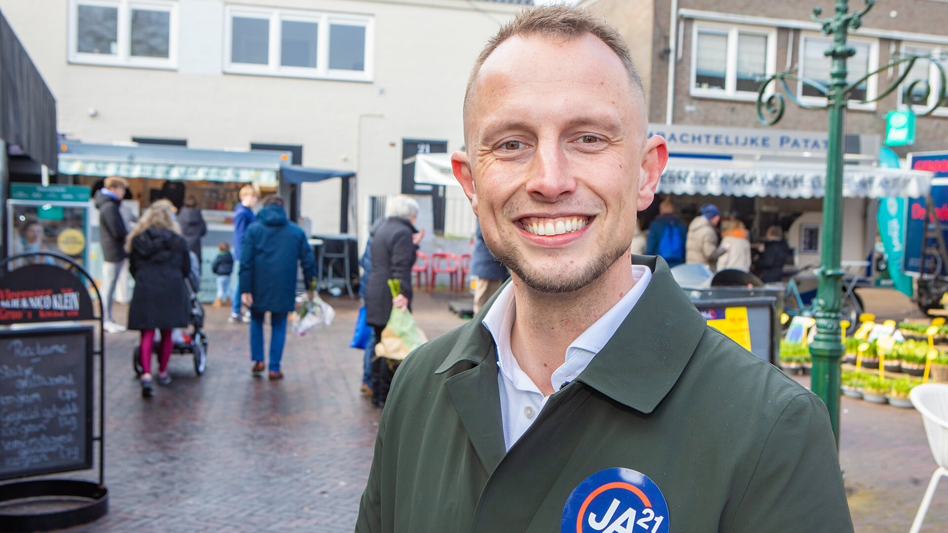 Daniël van den Berg in actie op de markt in Huizen.