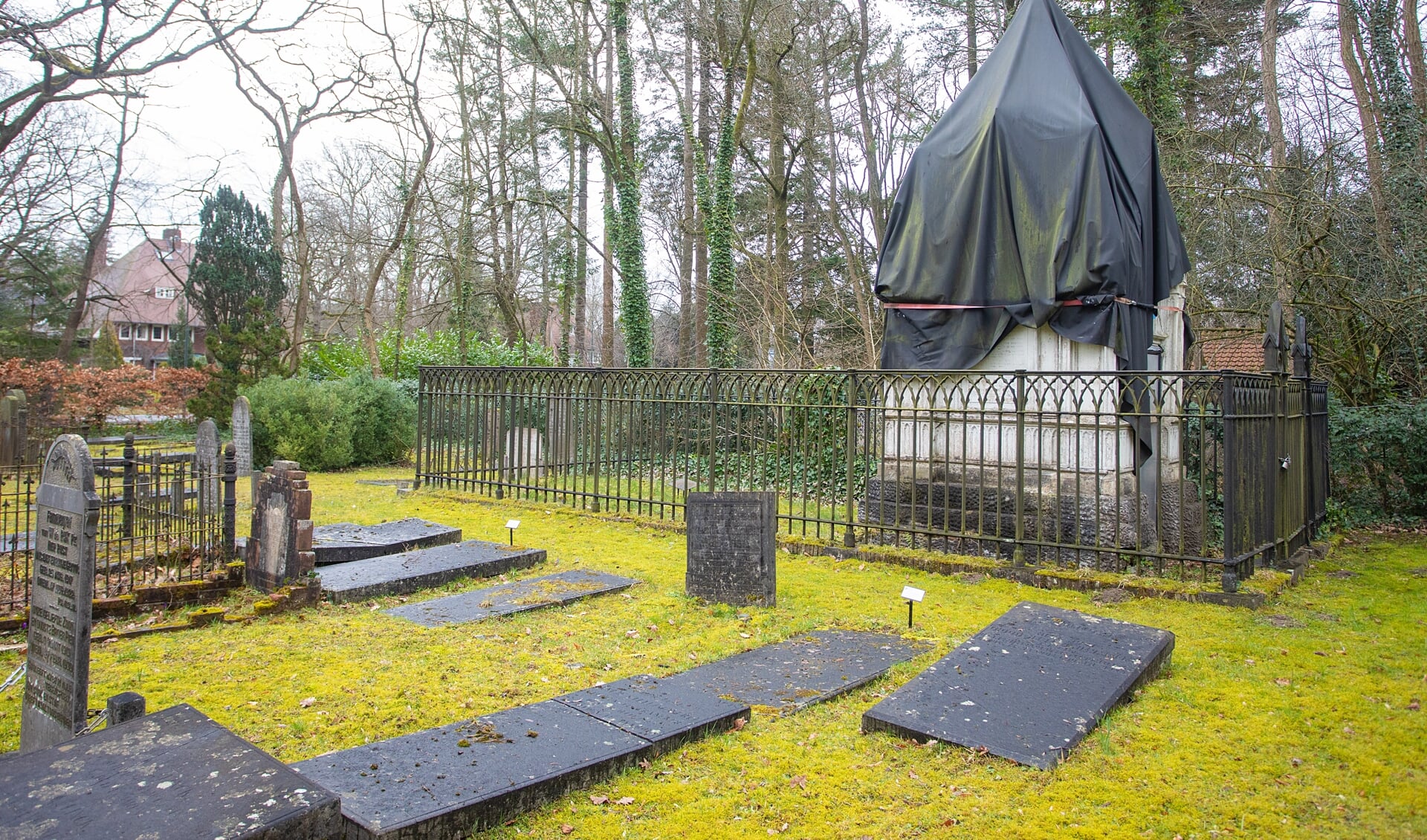 De grafkapel valt al jaren op door het zwarte zeil dat er overheen zit.