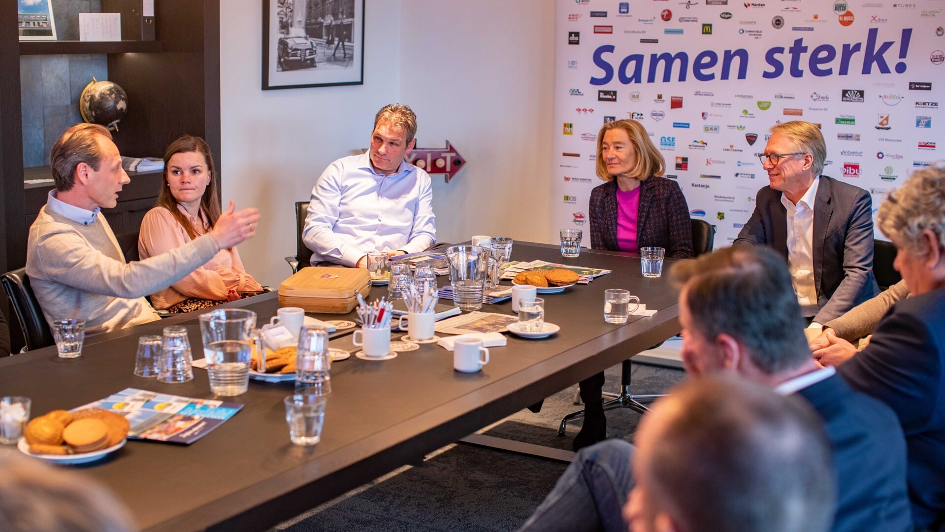 Minister Micky Adriaaansens met naast haar Joost van Gilse in gesprek met het bestuur van de Ondernemersvereniging Hilversum Zuid West.  
