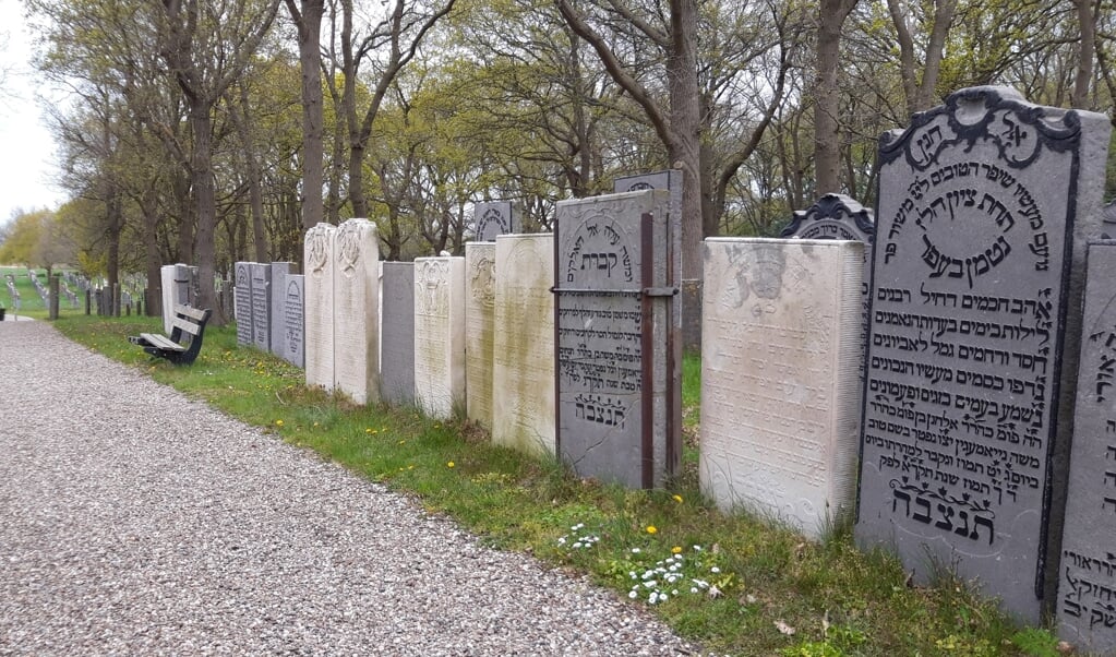 Grafzerken op de joodse begraafplaats aan de Googweg in Muiderberg.