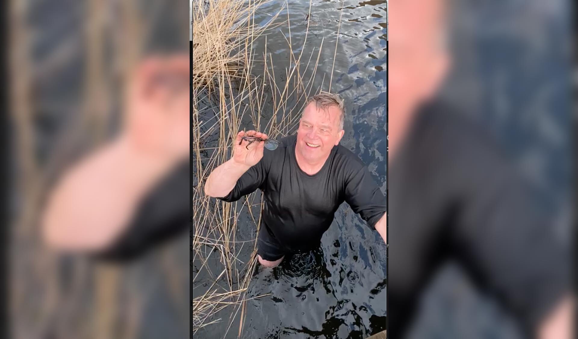 Guus Kroon toont triomfantelijk de vondst.