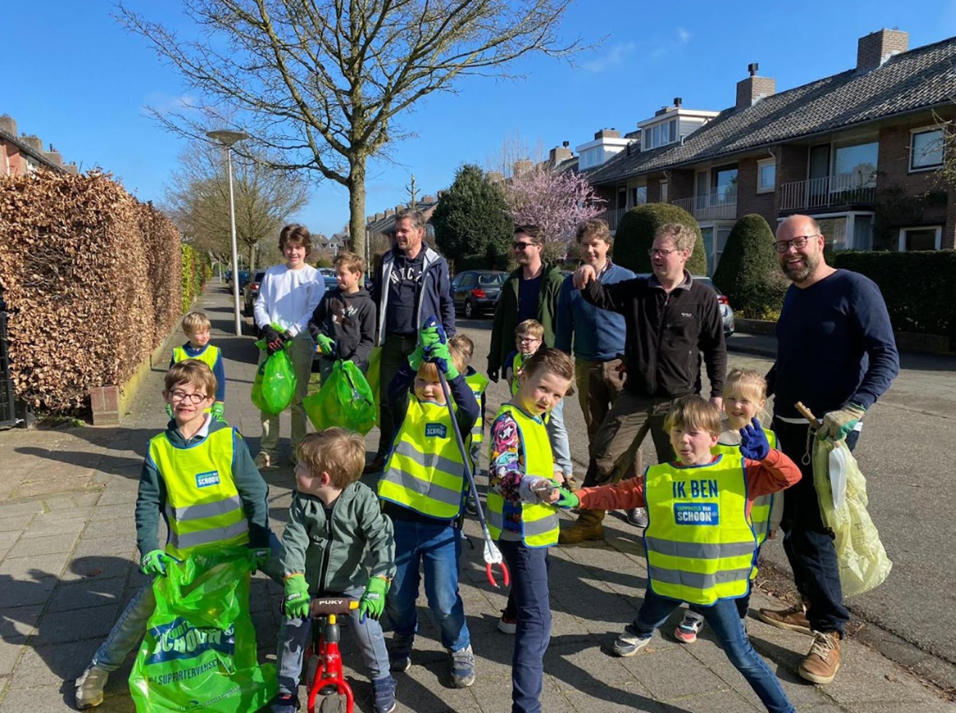 De vaders en kinderen uit de Goeman Borgesiuslaan in Naarden.