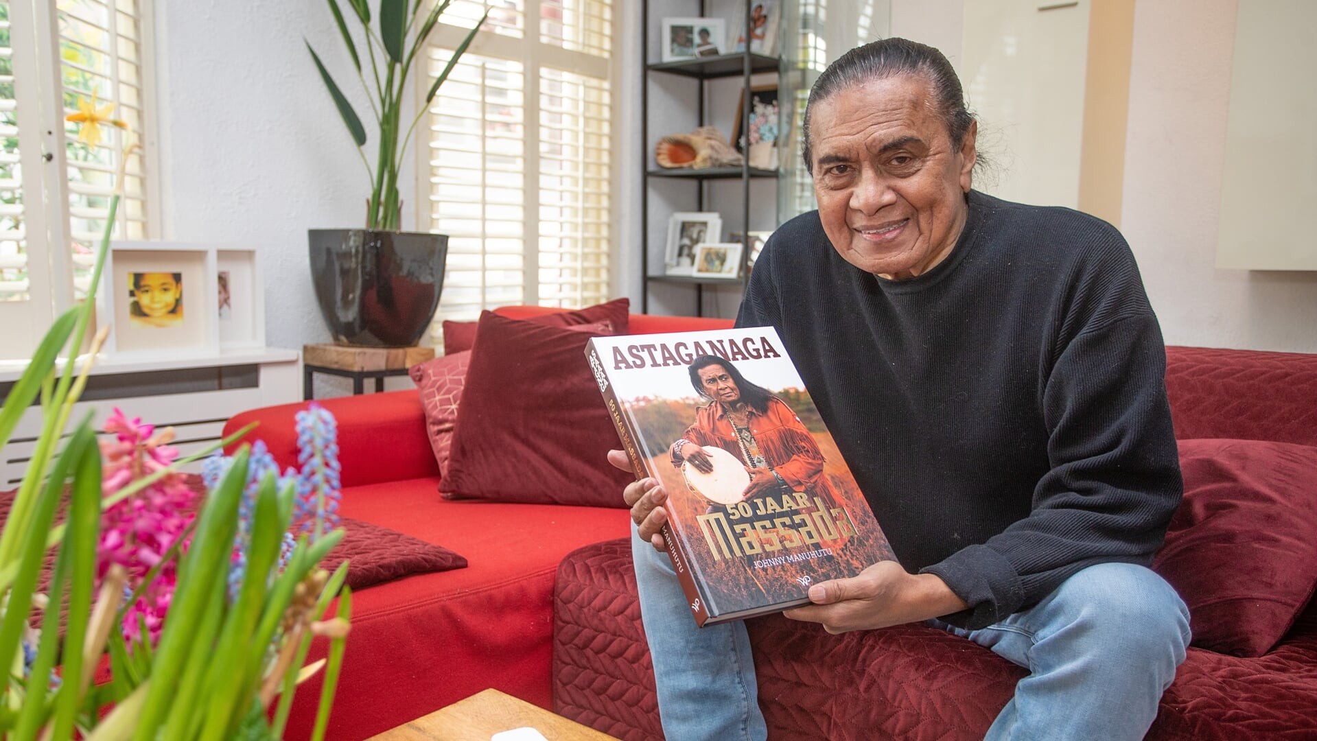 Johnny Manuhutu met zijn boek Astaganaga over 50 jaar Massada en zijn leven.