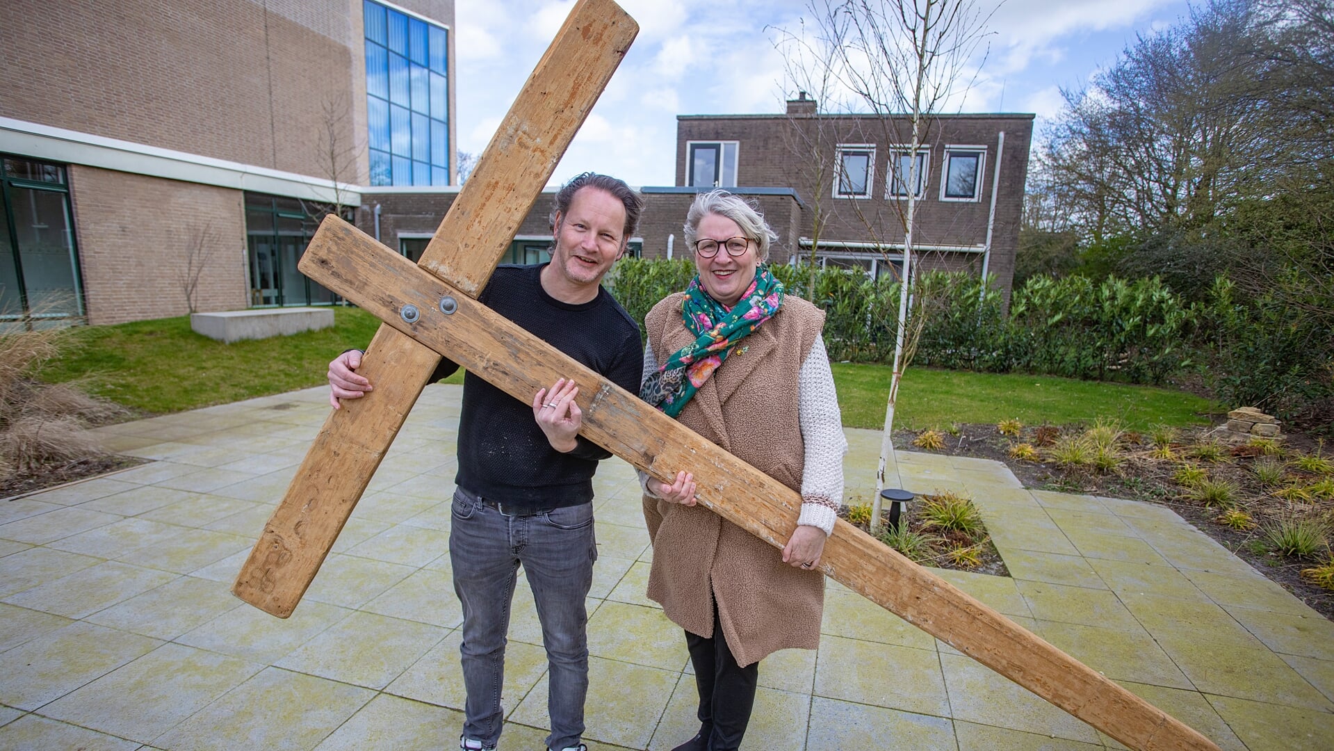Johan Verheij en Marianne Verhage met het kruis.