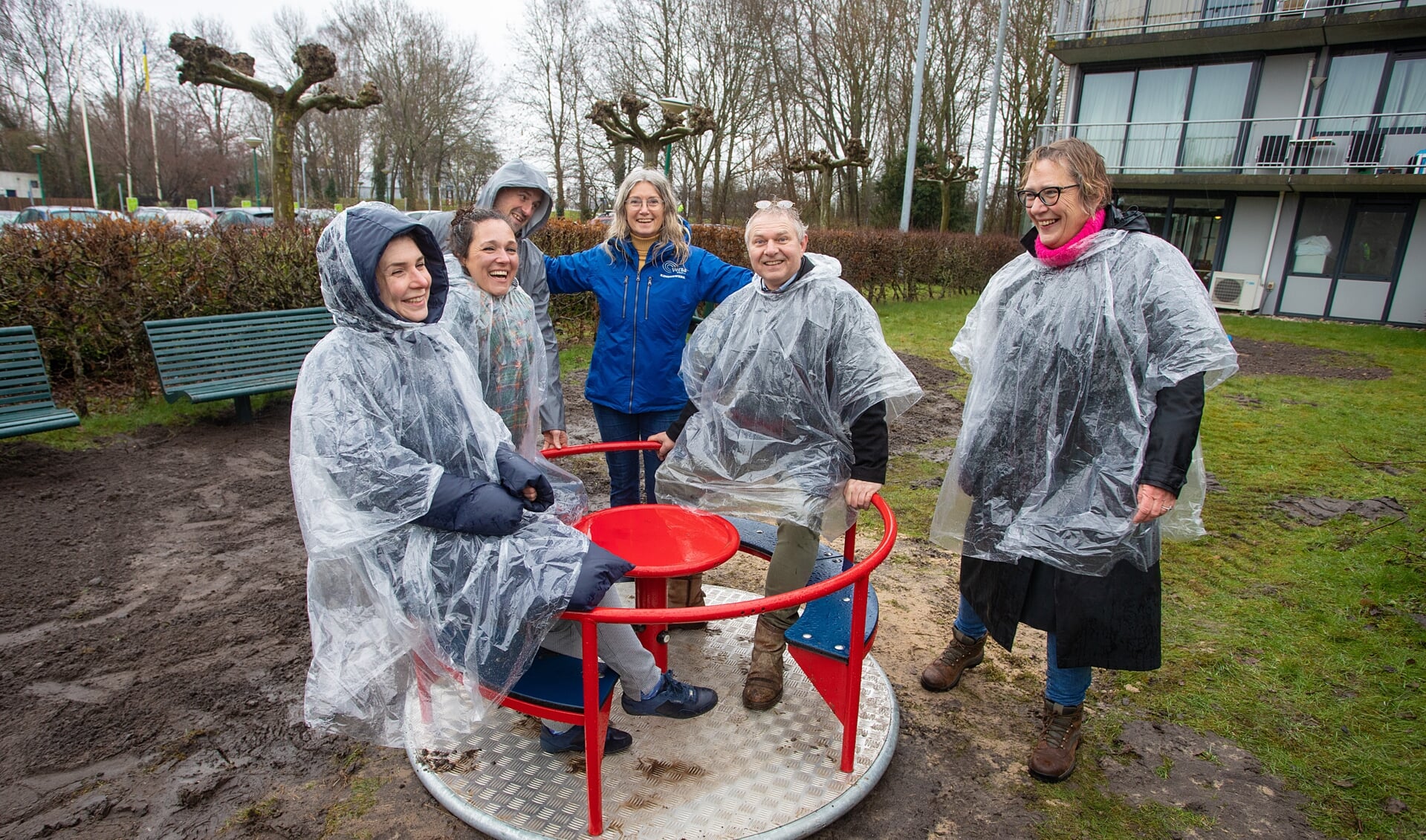 In de plensregen staken vrijwilligers vrijdag de handen uit de mouwen bij de opvanglocatie aan de IJsselmeerweg.
