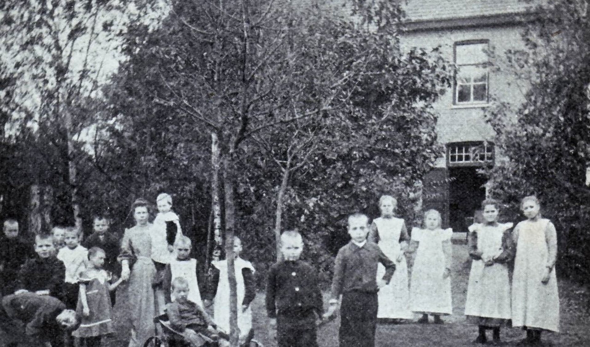 Moeder Wildeboer met de kinderen in de tuin (Uit: De Prins, nov. 1906).