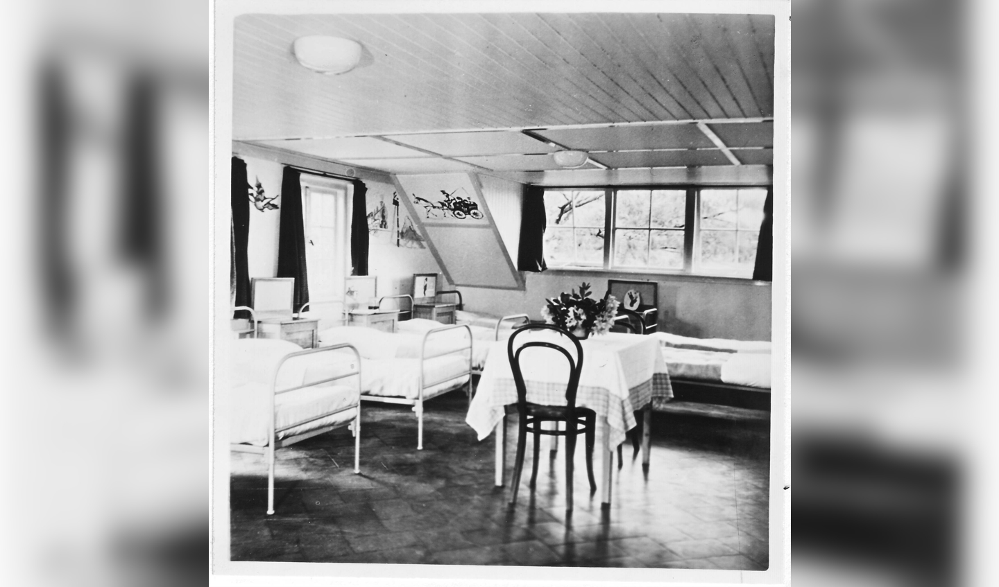 Een jongensslaapkamer in het Kinderhuis in 1950.