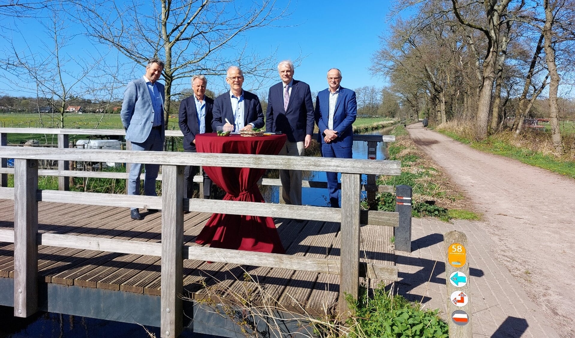 Van links naar rechts: René ten Have (wethouder Eemnes), Jan van Midden (wethouder Laren), Peter Smit (bestuurslid waterschap Amstel, Gooi en Vecht), Frans Cornelis (wethouder Blaricum) en Peter van Dijk (gemeentesecretaris Blaricum).