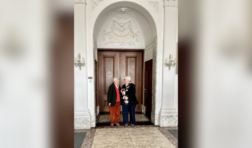 Twee bruiden (93 en 72) trouwen in Weesper stadhuis