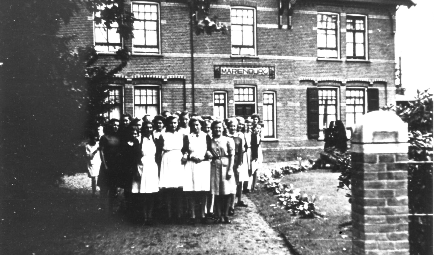 Leerlingen van het pensionaat Mariënburg voor hun tijdelijke school in 1942.