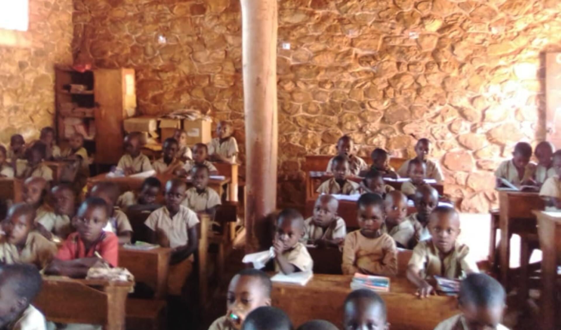Kinderen in de tijdelijke voorziening van basisschool Kivoga 2.Tachtig leerlingen in één klas is doodgewoon.