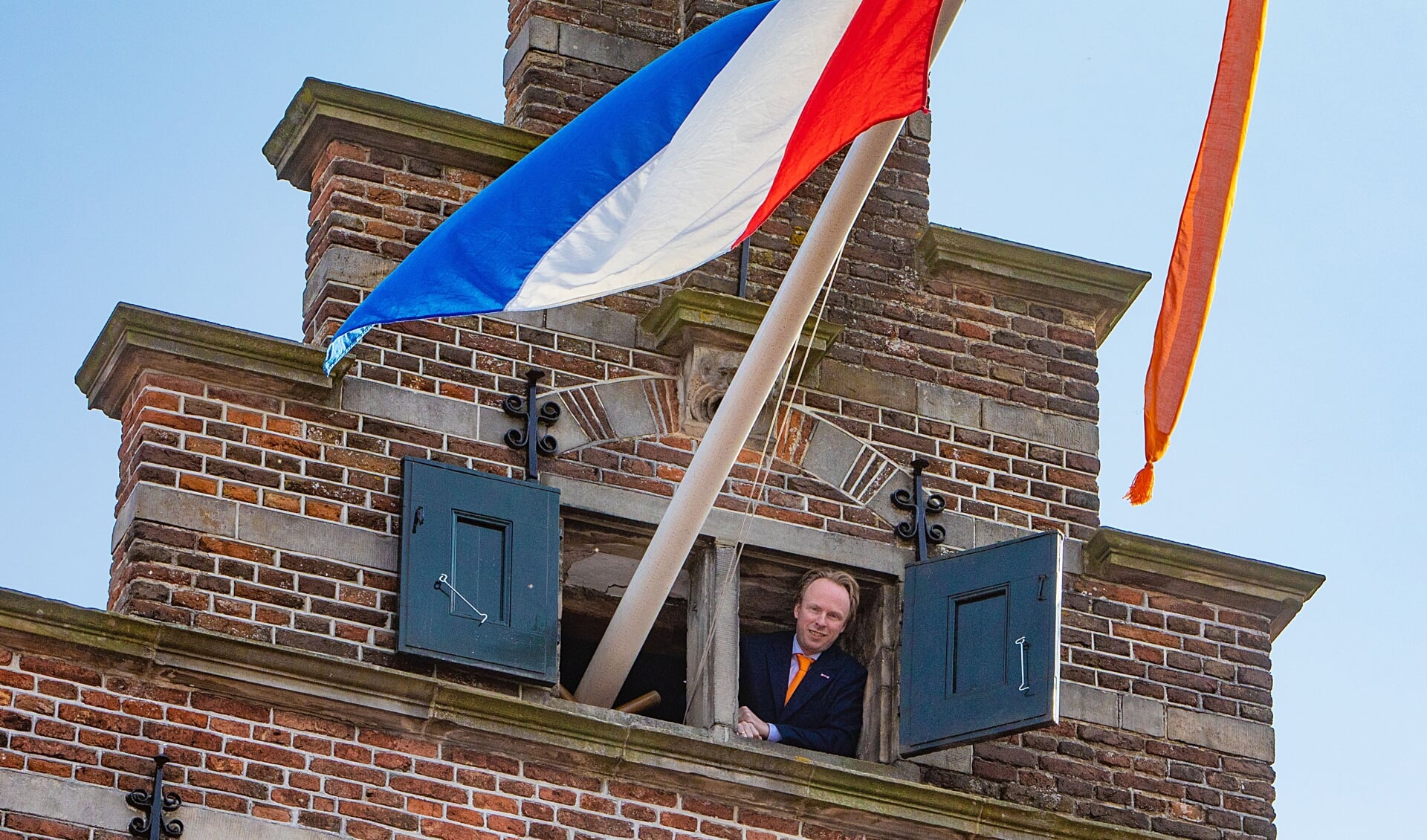 De wethouder stak vanmorgen hoogstpersoonlijk in Naarden op het stadhuis de vlag uit.