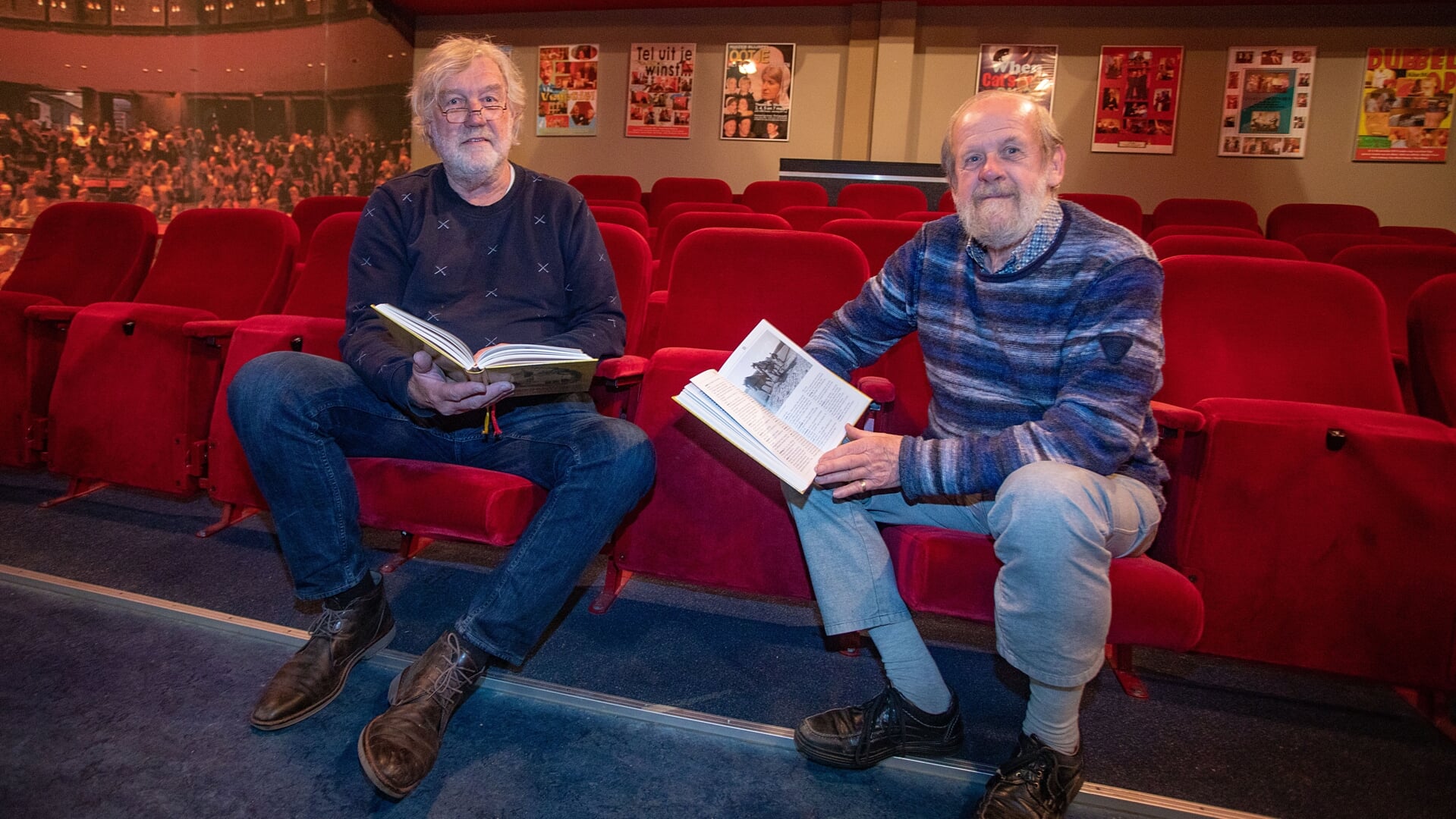 Bert (links) en Klaas in de zaal van theatervereniging Ontwaakt.