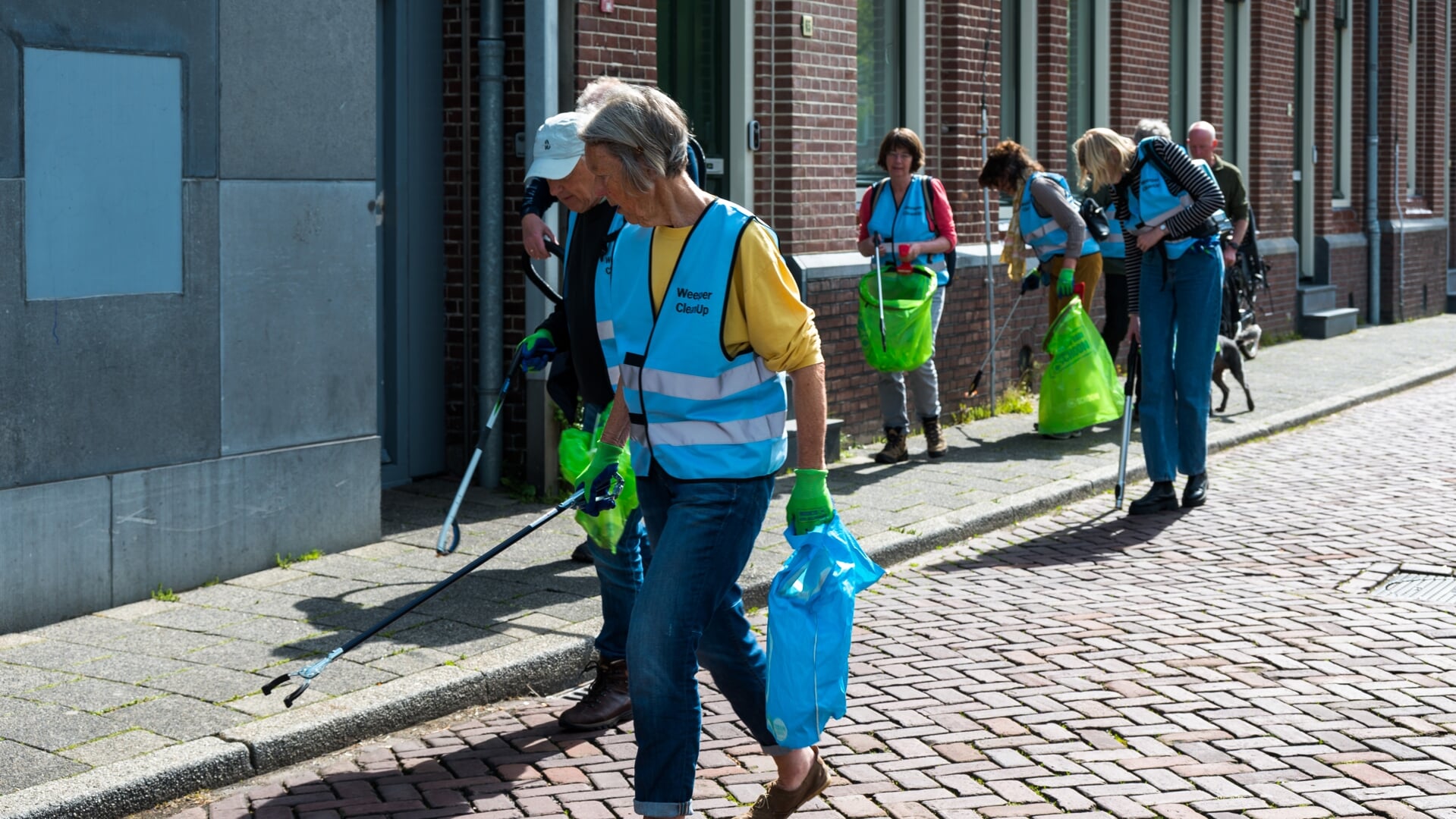 Weesp Begroot heeft Weesp veel gebracht, zoals peukenzuigers bij de Weesper CleanUp.