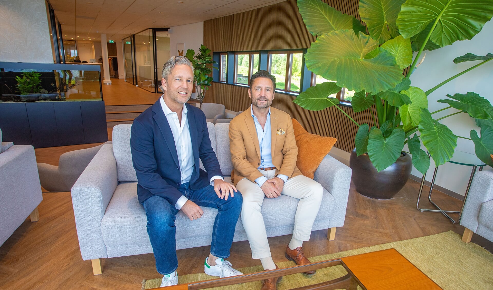 Duco (links) en Bas van den Broecke hebben in Naarden een ooglidcorrectiekliniek geopend.